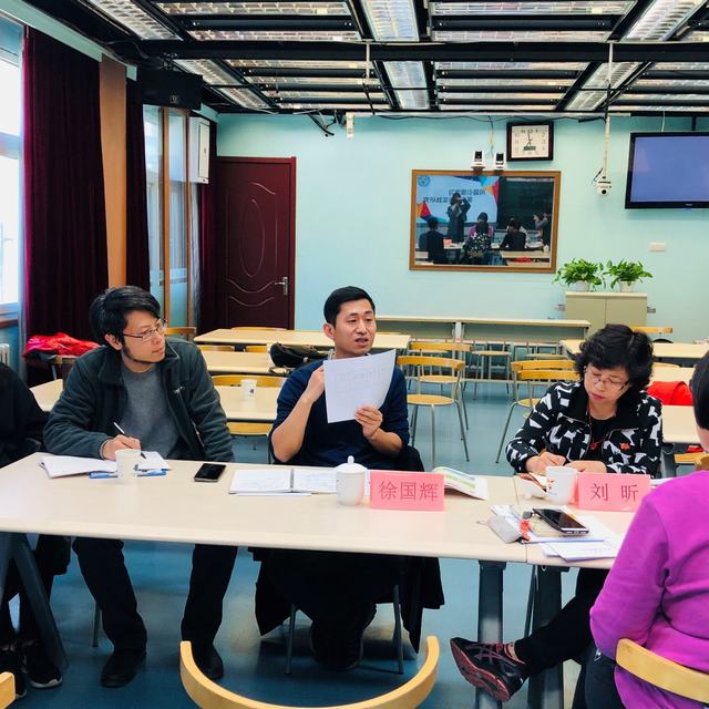 徐国辉副教授同老师们开展专题讨论.jpg