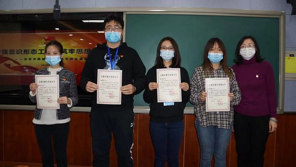 校领导为志愿者颁发证书 (2).jpg