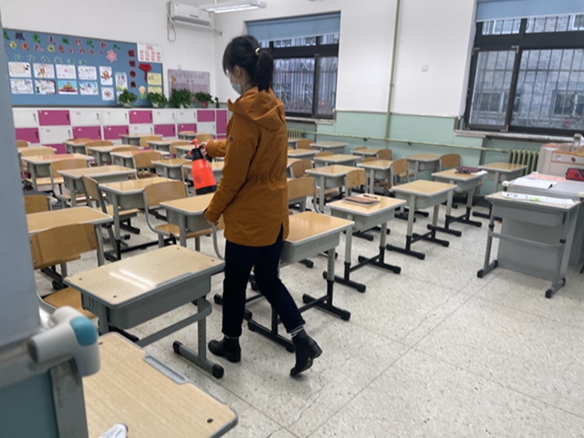 演练学生转移到备用教室后保洁对疫情班级消杀.jpg