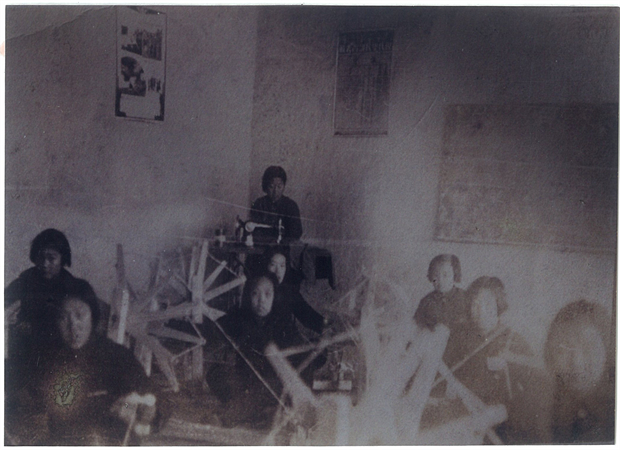 3.奋斗小学成立时，正值抗战艰苦阶段，为开展劳动生产活动，学校购置了几部纺车教小学生学纺线.jpg