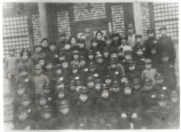 4.1941年奋斗小学迁至石嘴山，借用贺家大院为校址，学生五六十人.jpg