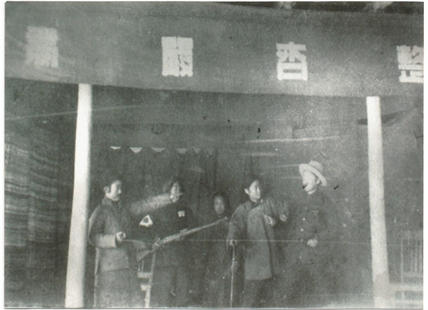 5.1942年在宁夏石嘴山奋斗小学礼堂演出抗日剧目《沦陷之后》.jpg
