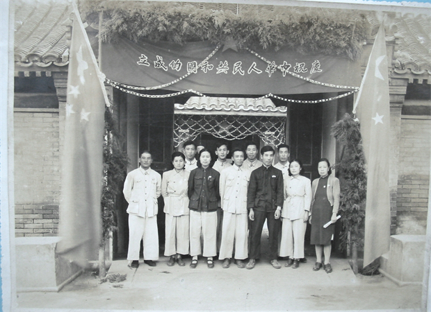 7.1949年10月1日，奋斗小学师生参加开国大典观礼后在校门前留影1.jpg