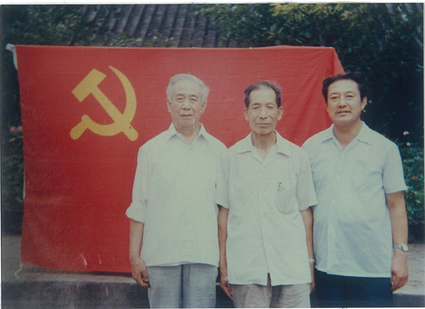1.高腾海（1980年-1982年任奋斗小学校长，左一）、张志强（右一）作为入党介绍人介绍唐自强校长加入中国共产党.jpg