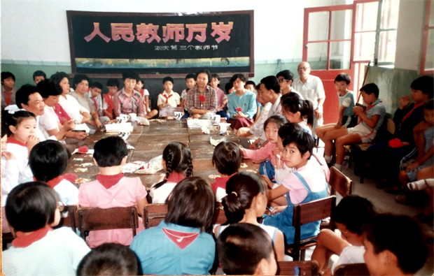 13.师生欢庆第三个教师节.jpg