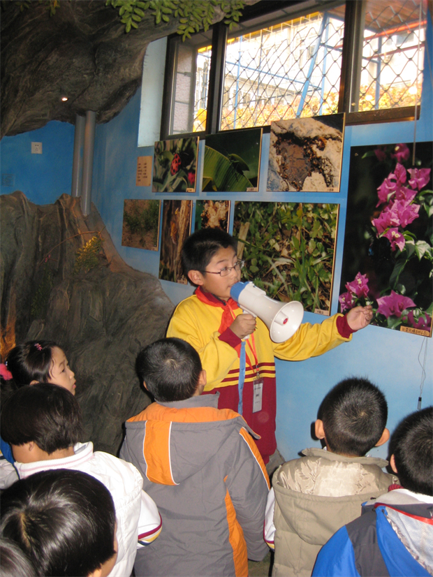 4.2010年小讲解员带领学生参观科技走廊.jpg