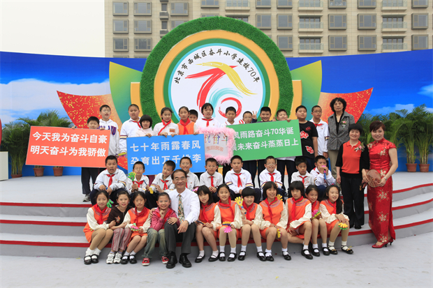 6.2010年七十周年校庆见培炎校长与师生合影 .jpg