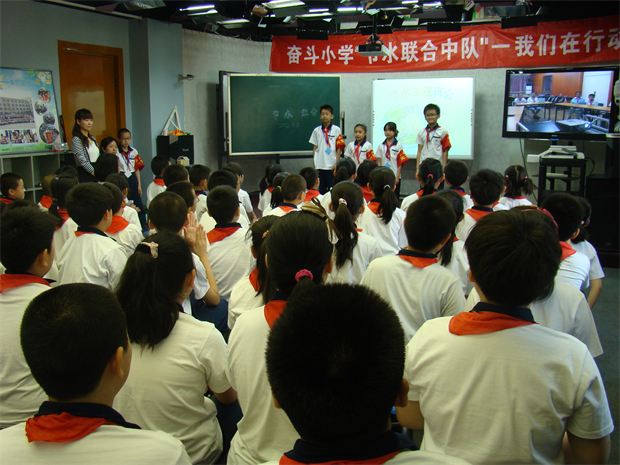4.2012年李晶老师与阜成门外一小开展远程联合队会.jpg