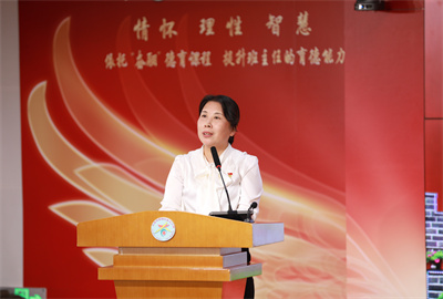 图为奋斗小学德育负责人张红云主任主持活动.jpg