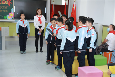 图为队会课《你好，红领巾！》5.jpg