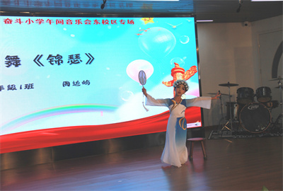 二1班 周边玙独舞《锦瑟》.jpg