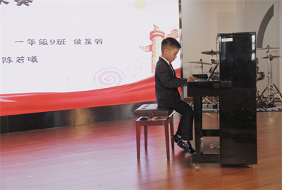 一9班 侯星羽《C大调小步舞曲》.jpg