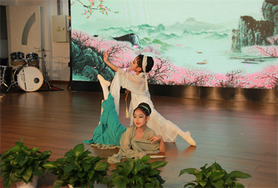 二8班 李澄瑄 李澄婷双人舞《奇遇》.jpg