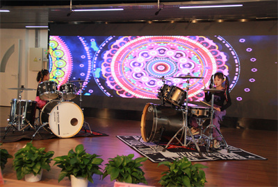 二5班 李梓彤 二10班 张含若双架子鼓演奏《不再犹豫》.jpg