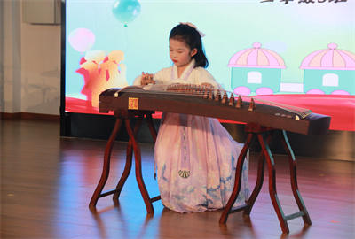 二5班 赵欣苒古筝独奏《浏阳河》.jpg
