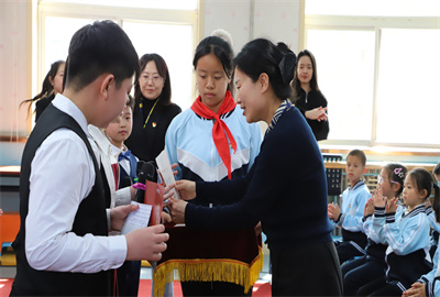 图片25 领导颁发证书.jpg