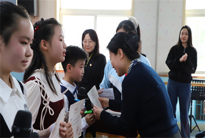 图片26 领导颁发证书.jpg