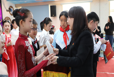 图片23 领导颁发证书.jpg