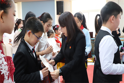 图片24 领导颁发证书.jpg