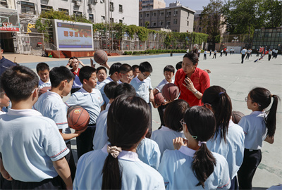 篮球冠军苗立杰给学生上实践课1.jpg