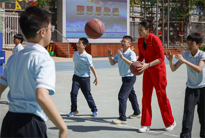 篮球冠军苗立杰给学生上实践课3.jpg