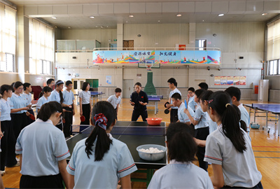 兵乓球冠军武杨给学生上实践课1.jpg