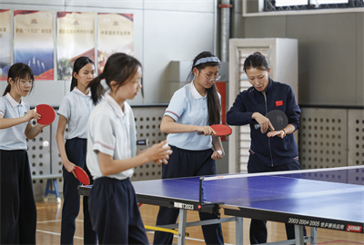兵乓球冠军武杨给学生上实践课2.jpg