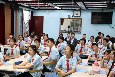 同学们认真倾听冠军上课3.jpg