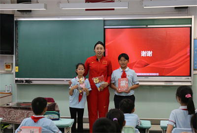 篮球冠军苗立杰赠予同学们书籍.jpg