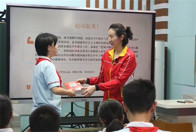 排球冠军沈静思赠予同学们书籍.jpg