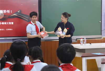 兵乓球冠军武杨赠予同学们书籍.jpg
