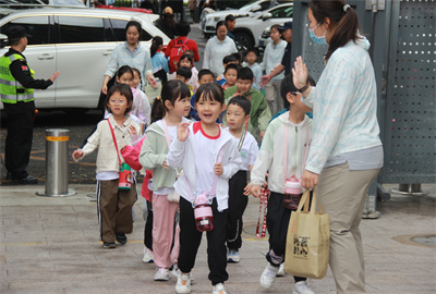 学生进校照片1.jpg