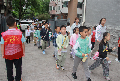 学生进校园照片2.jpg