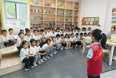 学生参观校园照片1.jpg