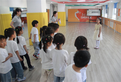 学生参观校园8.jpg