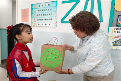 学生送礼物照片2.jpg
